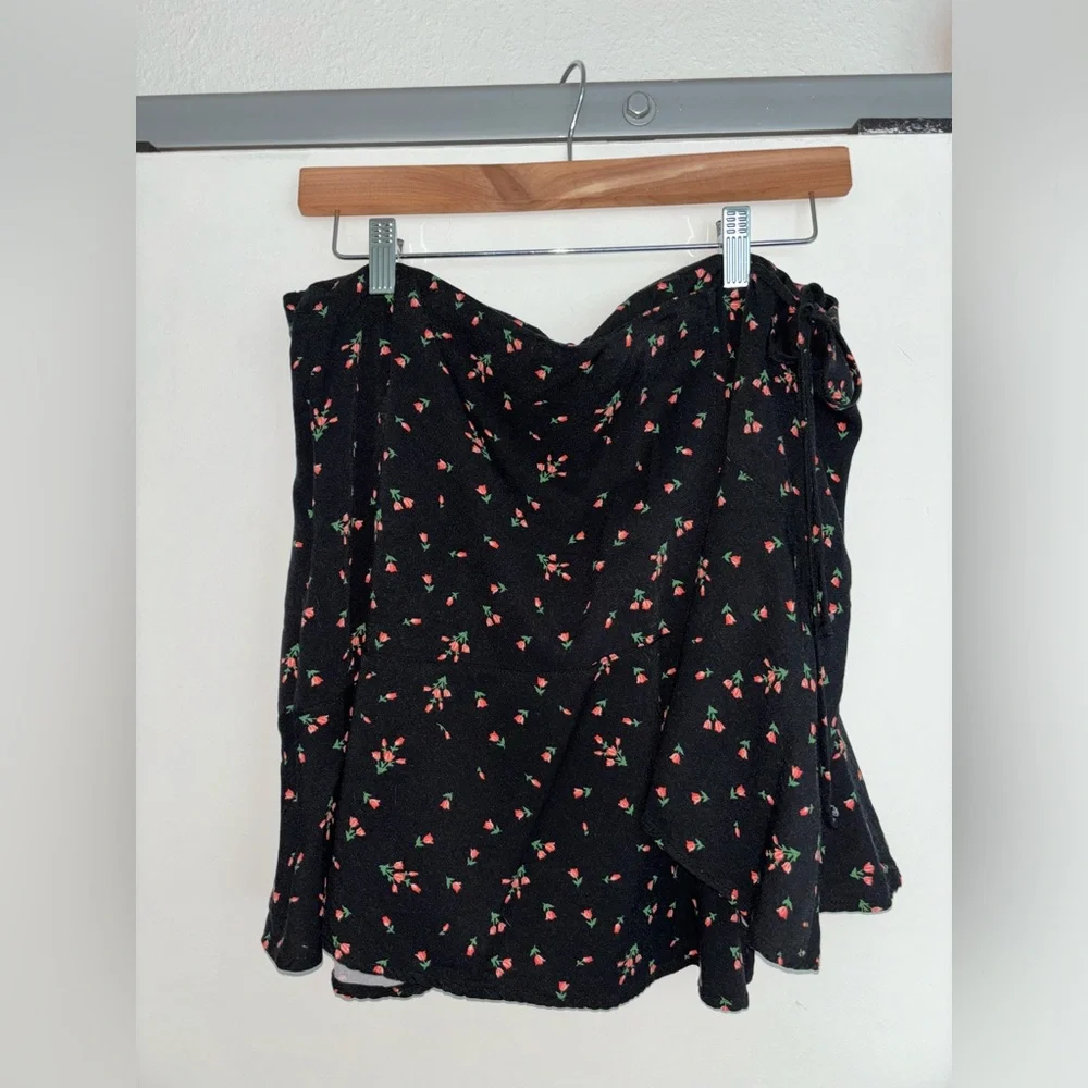 Red Rosebud skirt in black - Picture 2 of 6